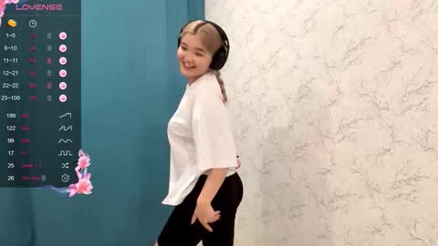 Snapshot of cherry_in_dreams chatting on November 10, 2025, 5:06 am Kate online show from November 10, 2025, 5:06 am