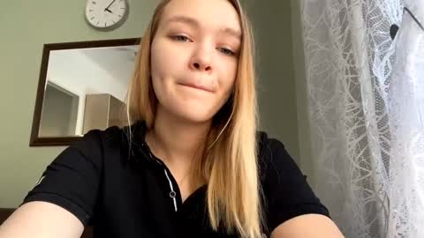 Snapshot of cherryleija chatting on December 21, 2025, 9:05 am Lei online show from December 21, 2025, 9:05 am