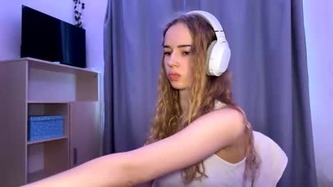 Snapshot of cherryrush951544 chatting on October 22, 2025, 9:42 am Evie online show from October 22, 2025, 9:42 am