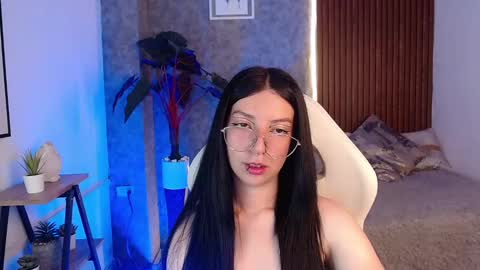 Snapshot of chiaraa_fiore chatting on March 6, 2025, 8:37 pm Chiara online show from March 6, 2025, 8:37 pm
