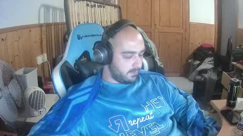 chicomallorca96 online show from February 17, 2025, 6:48 pm