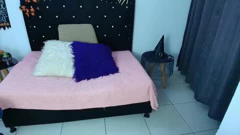 Snapshot of chikis__f_w chatting on October 21, 2025, 12:00 am LAURA online show from October 21, 2025, 12:00 am