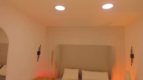 Chloe online show from December 21, 2025, 2:35 pm