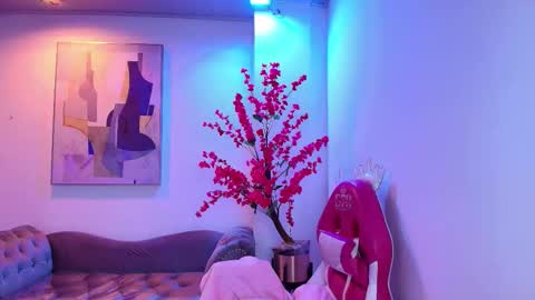 Chloe online show from March 9, 2026, 11:14 am