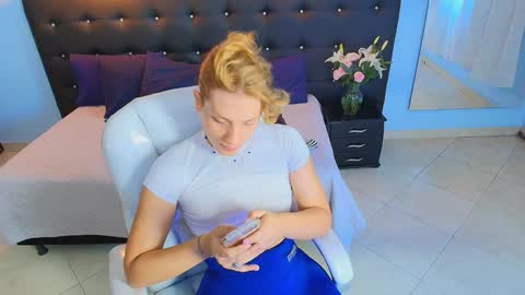 Snapshot of chloe_goddes chatting on December 11, 2024, 8:39 pm CHLOE online show from December 11, 2024, 8:39 pm