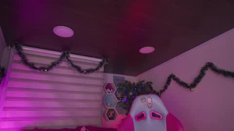 CLOE  online show from December 15, 2025, 10:58 pm