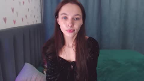 Chloe online show from November 30, 2025, 12:42 pm