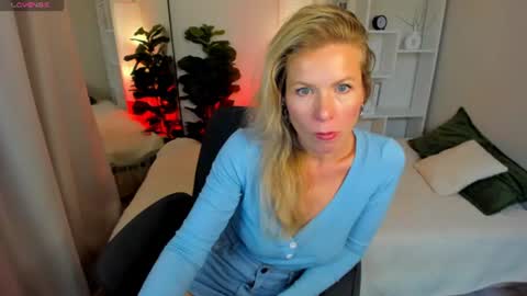Julia online show from June 18, 2026, 6:56 pm