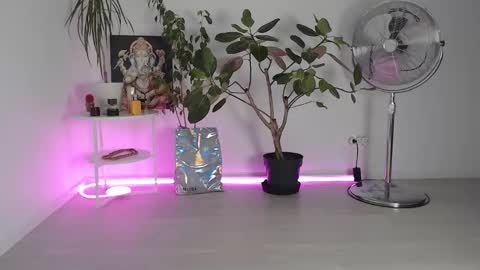 Chloe online show from September 26, 2025, 10:30 am