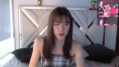 Chloe online show from December 17, 2025, 2:23 pm