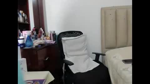 Snapshot of chloemiller__ chatting on January 2, 2025, 8:17 am chloemiller online show from January 2, 2025, 8:17 am