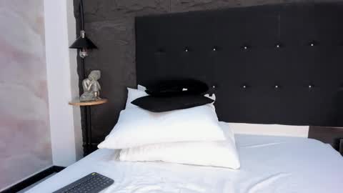 Chloe Scott online show from November 8, 2025, 1:11 pm