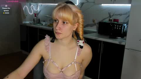 choco_meowx online show from April 3, 2026, 6:22 am