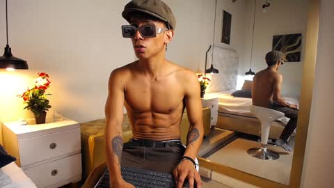 Snapshot of chris_weell chatting on December 21, 2024, 8:54 pm Chris Weell online show from December 21, 2024, 8:54 pm