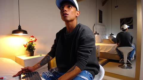 Snapshot of chris_weell chatting on December 23, 2024, 2:24 am Chris Weell online show from December 23, 2024, 2:24 am