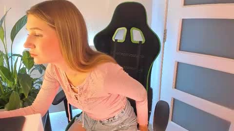 Snapshot of christine_cardo chatting on September 27, 2025, 9:42 pm Christine Cardo online show from September 27, 2025, 9:42 pm