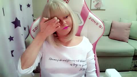 Snapshot of christirose chatting on November 18, 2025, 6:40 am Christi online show from November 18, 2025, 6:40 am