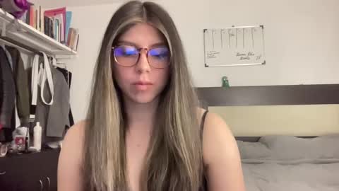 Snapshot of cind3erella chatting on December 5, 2024, 4:20 am cind3erella online show from December 5, 2024, 4:20 am