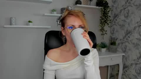 Snapshot of cinderellamoon chatting on February 20, 2026, 6:48 am Cinderella online show from February 20, 2026, 6:48 am