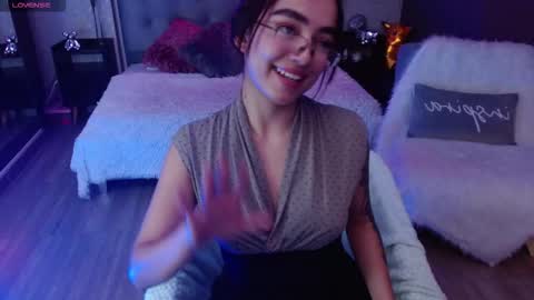 cinnamon_bite online show from December 3, 2025, 2:59 pm