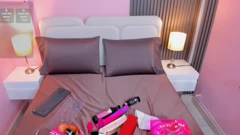 clauwdeen  wolf online show from December 18, 2025, 8:37 pm