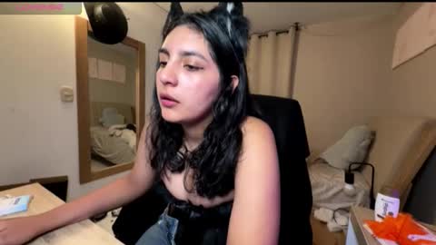 cloe small online show from October 30, 2025, 1:40 am