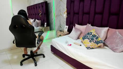 Snapshot of cloe_spencer chatting on October 21, 2025, 5:24 pm Cloe online show from October 21, 2025, 5:24 pm