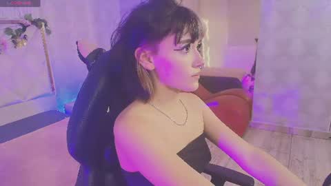 cloee_tay1 online show from July 24, 2026, 11:19 am