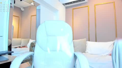 Cloe online show from February 8, 2025, 3:21 pm