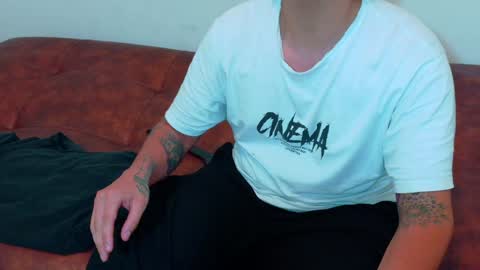 Snapshot of clydexxxbunny chatting on December 31, 2024, 7:53 am Clyde and Bunny online show from December 31, 2024, 7:53 am