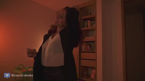 Snapshot of colouristic chatting on February 3, 2025, 11:26 pm Laura online show from February 3, 2025, 11:26 pm