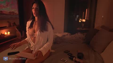 Snapshot of colouristic chatting on October 19, 2025, 11:27 pm Laura online show from October 19, 2025, 11:27 pm