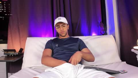 colstorw_ online show from November 24, 2025, 11:32 am