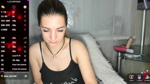 Mia online show from November 17, 2025, 5:35 am