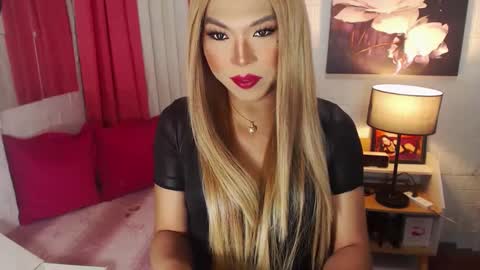 Snapshot of commanderofsexx chatting on January 4, 2025, 11:17 pm QUEEN SABRINA online show from January 4, 2025, 11:17 pm