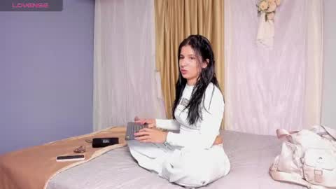 Snapshot of cositarika__ chatting on June 14, 2026, 2:35 am Lunita online show from June 14, 2026, 2:35 am