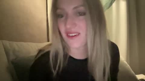 Snapshot of cosmo_blondiee chatting on September 20, 2025, 7:04 pm cosmo_blondiee online show from September 20, 2025, 7:04 pm