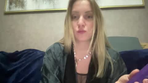 Snapshot of cosmo_blondiee chatting on September 26, 2025, 7:18 pm cosmo_blondiee online show from September 26, 2025, 7:18 pm
