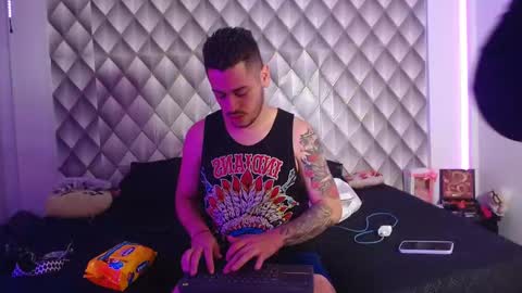 Couplelatin online show from March 22, 2026, 4:05 am