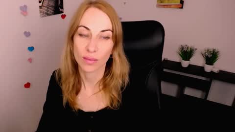 Snapshot of create_your_own_sun chatting on October 5, 2025, 1:42 pm Lera online show from October 5, 2025, 1:42 pm