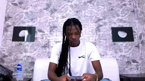 CriisBrown  online show from November 20, 2025, 11:21 am