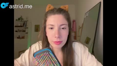 Snapshot of cringebutcute chatting on October 22, 2025, 10:20 pm Astrid online show from October 22, 2025, 10:20 pm