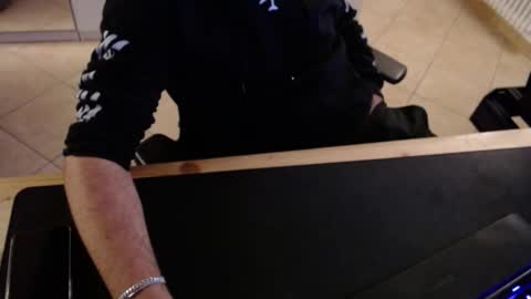 crocken_bisc online show from December 19, 2025, 8:49 pm