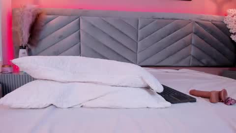 crystal_collinss_ online show from February 21, 2025, 2:48 pm
