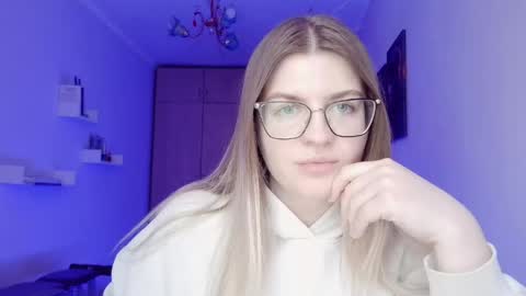 crystalblush01 online show from May 6, 2026, 4:01 pm