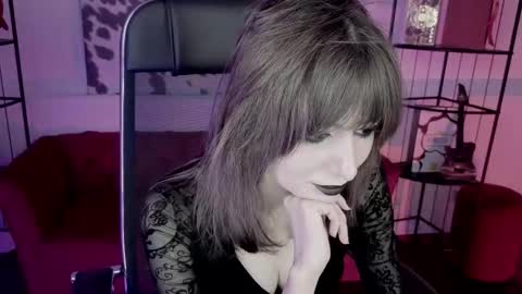 crystallbloom online show from February 14, 2026, 7:21 pm