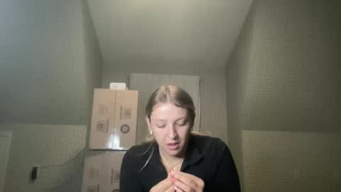 Snapshot of crystallee170 chatting on October 25, 2025, 2:41 am CrystalBabyy online show from October 25, 2025, 2:41 am