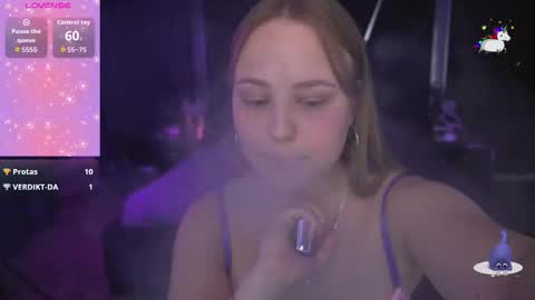 crystallpaws_ online show from September 18, 2025, 8:22 pm