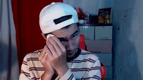 Snapshot of cumhavefun25 chatting on October 14, 2025, 12:33 am ask me online show from October 14, 2025, 12:33 am