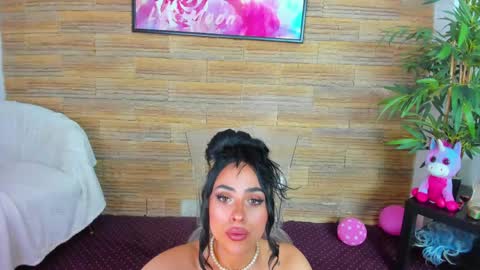 cupcake_izzy online show from May 17, 2026, 7:10 pm
